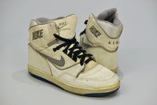 Load image into Gallery viewer, (1987) Nike Air Assault