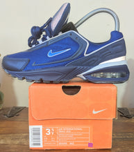 Load image into Gallery viewer, (2002) Nike Air International Triax