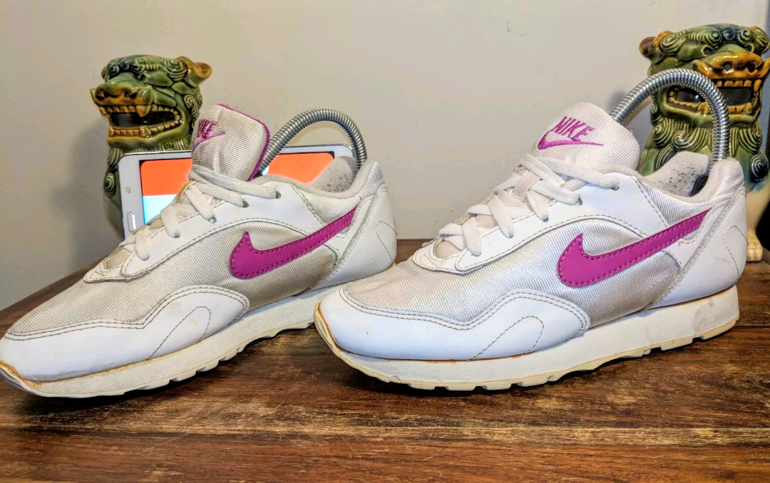 Nike outburst trainers cheap in white and pink